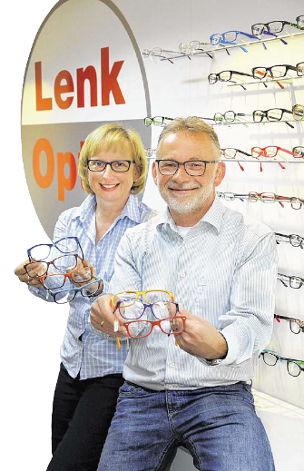 Inhaber von Optik Lenk zeigen die neuen Brillenfassungen